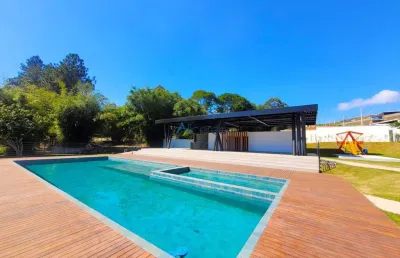Terreno com pequeno declive, medindo 993,36 m²- no condomínio villagio reserva
