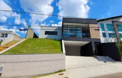 Casa linear com 04 quartos, sendo 02 suítes, 02 vagas de garagem  e quintal no spina ville.