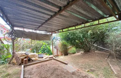 Terreno no bairro bom pastor medindo 911,00m² com a construção de uma casa antiga.