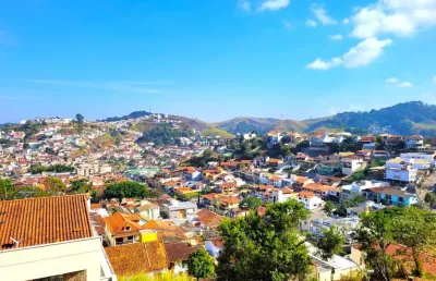 Casa duplex com 05 quartos e 04 vagas de garagem no quintas da avenida