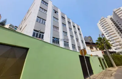 Apartamento de 02 quartos com área externa e garagem no granbery.