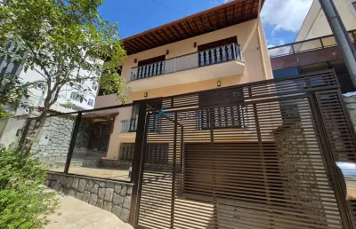 Casa com 04 quartos e 06 vagas de garagem no granbery