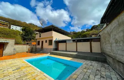 Granja com 1.260 m²: casa com 02 quartos, garagem, piscina e quintal