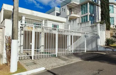 Excelente casa em  um dos melhores e o mais próximo condomínio da cidade!