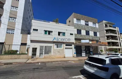 Casa triplex com 5 quartos, 2 suítes, área gourmet e quintal. em local plano e na melhor localização do alto dos passos com tudo próximo!
