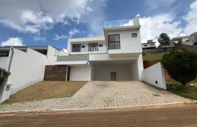 Casa de 4 quartos de alto padrão e com piscina com borda infinita