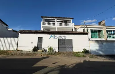 Casa com muito espaçosa no aeroporto, conta com 4 quartos e 2 suítes