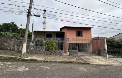 Casa de 4 quartos espaçosa com excelente distribuição e localização privilegiada.