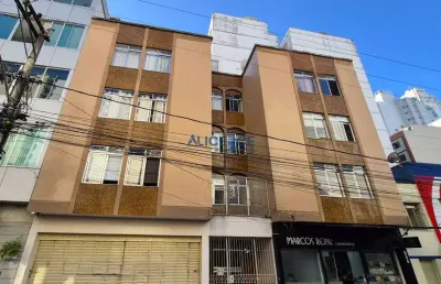 Apartamento com 03 quartos e 01 vaga de garagem no centro.
