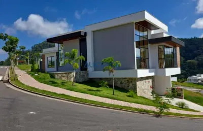Belíssima casa linear de esquina, com fachada imponente no estrela alta em dois terrenos com 728m2.