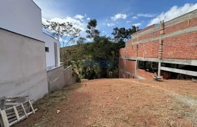 Maravilhoso lote de 554m² com leve declive em condomínio fechado