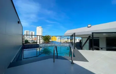 Enseada cobertura ótima localização, toda reformada com vista mar e piscina.