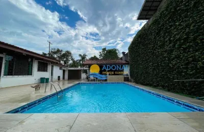 Enseada, casa de esquina ótima localização com piscina.