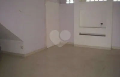 Prédio comercial com varias salas, sem vaga de garagem na frente.