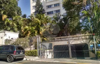 Apartamento de 2 dormitórios com armários embutidos, sala para 2 ambientes , cozinha com armários