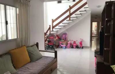 Sobrado maravilhoso com 2 salas separadas, cozinha, lavabo, quarto de empregada com banheiro
