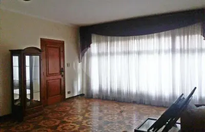 Casa térrea com 3 dormitórios e 3 salas, ótima localização.