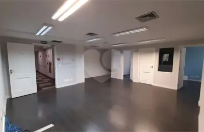 Conjunto comercial 300 m² com 07 salas - 12 banheiros - 07 vagas na saúde - locação