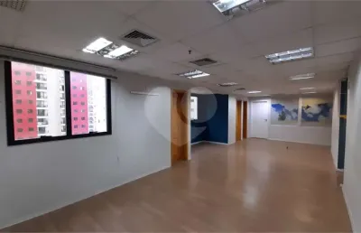Conjunto comercial 300 m² com 07 salas - 12 banheiros - 07 vagas na saúde - locação