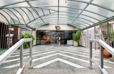 Apartamento reforamado a venda com 1 dormitório, sala 2 ambientes, sacadas e 1 vaga na vila olímpia