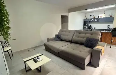Apartamento reformado com dois dormitórios em mirandópolis.