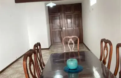 Apartamento totalmente reformado, amplo e arejado. sala para dois ou três ambientes,