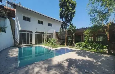 Casa à venda está localizado no condomínio chácara são joão, na região da granja.