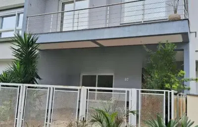 Casa em condomínio fechado com 4 quartos à venda na rua jean vardaramatos, 130, hípica, porto alegre, 220 m2 por r$ 900.000