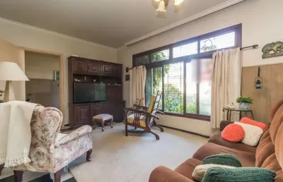 Casa com 6 quartos à venda na travessa trindade, 130, jardim lindóia, porto alegre, 411 m2 por r$ 1.800.000