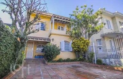 Casa com 3 quartos à venda na rua general gomes carneiro, 250, medianeira, porto alegre, 230 m2 por r$ 1.200.000