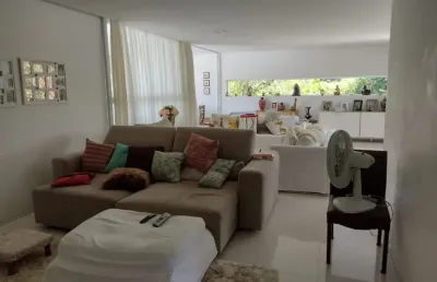 Vendo uma excelente casa em condomínio fechado na estrada do coco. r$ 1.790.000,00.