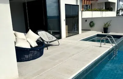 Belíssima casa alto padrão, completamente mobiliada para locação por apenas r$ 22.000 no residencial jaguary. um convite ao luxo e sofisticação!