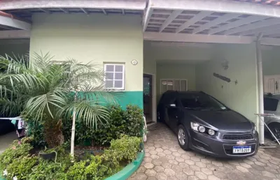 Lindo sobrado de condomínio a 150m da praia no centro