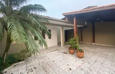 Casa com 03 dormitórios e piscina a poucos metros da praia