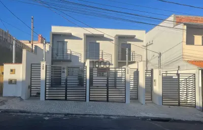 Parque guarani, casa 2 quartos, 2 banheiros, quintal, garagem.