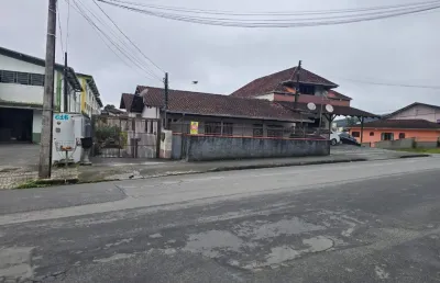 Sobrado com 2 apartamentos + 03 kitnets para locação.