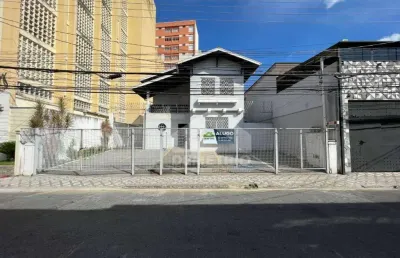 Casa comercial com 6 salas para alugar na Rua Visconde do Rio Branco, Centro, Taubaté