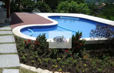 More em casa em ótimo condomínio com reserva natual em rua sem saída