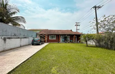 Casa térrea com 3 dormitórios, piscina e poucos metros do mar - itanhaém sp | litoral sul