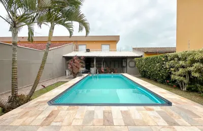 Casa totalmente mobiliada com 3 dormitórios, área de lazer com piscina e gourmet - itanhaém sp | litoral sul