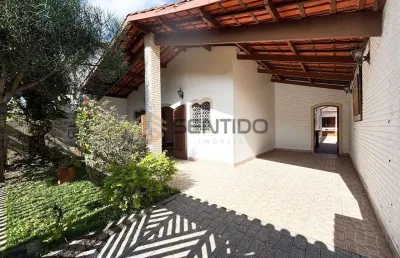 Casa térrea no centro de itanhaém | 3 dormitórios + edícula | aconchego próximo à praia