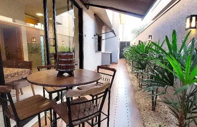 Linda casa no condomínio estância dos ipês, charmosa, prática e funcional!