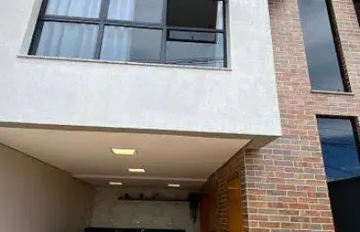Lindo sobrado vl antonieta 100 mts- 2 suítes, cozinha integrada c/ sala, 2 vagas, área gourmet