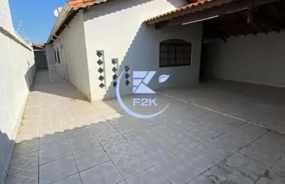Excelente casa à venda contendo 3 dorms, garagem para 4 carros e área gourmet
