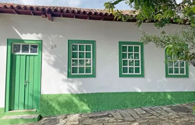 Casa com 03 suítes para locação, em frente a praça do chafariz ao lado dos correios, de 117m², r$ 3.500/mês no centro em goiás/go