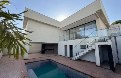 Sobrado de 260 m² com 03 suítes à venda por r$ 2.500.000 no condomínio do lago - goiânia/go