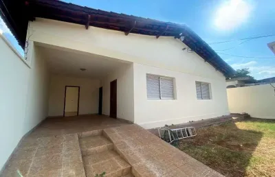 Casa de 126 m² com 03 quartos para alugar por r$ 2.500/mensais no jardim planalto - goiânia