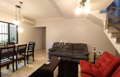 Linda casa com 3 dormitórios, sala ampla, vaga de garagem, super bem localizada!!!