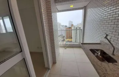 Oportunidade!!! à 1 quadra da praia, apartamento amplo, sacada na sala, lazer completo, vaga demarcada, no bairro boqueirão na cidade de santos!!!