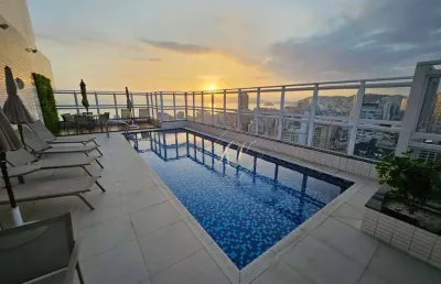 Maravilhoso apartamento, amplo, bem iluminado, sacada na sala fechada em vidros, sol da manhã, andar alto, vista livre, a 2 quadras da praia!!